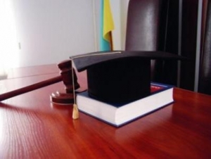 На юристів вчиться більше ста тисяч осіб, однак працедавці незадоволені рівнем їх підготовки